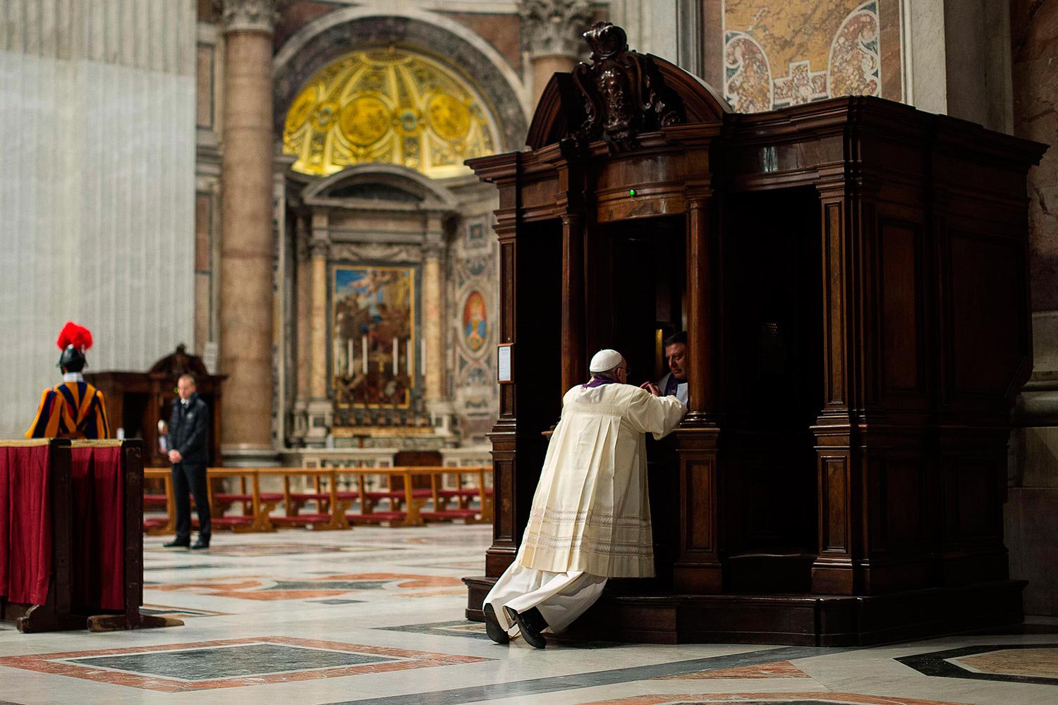 Папа Франциск: исповедальня для кающегося — не судилище, а утроба матери