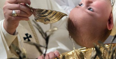 Папа уделит таинство крещения 28 детям
