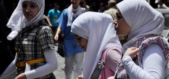 Почти половина россиян предлагает снять запрет на хиджабы в школах — опрос