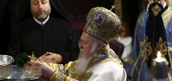 Патриарх Варфоломей освятил воды бухты Золотой Рог по случаю праздника Богоявления