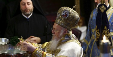 Патриарх Варфоломей освятил воды бухты Золотой Рог по случаю праздника Богоявления