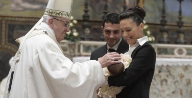 Папа во время крещения в Ватикане: плач был первой проповедью Иисуса