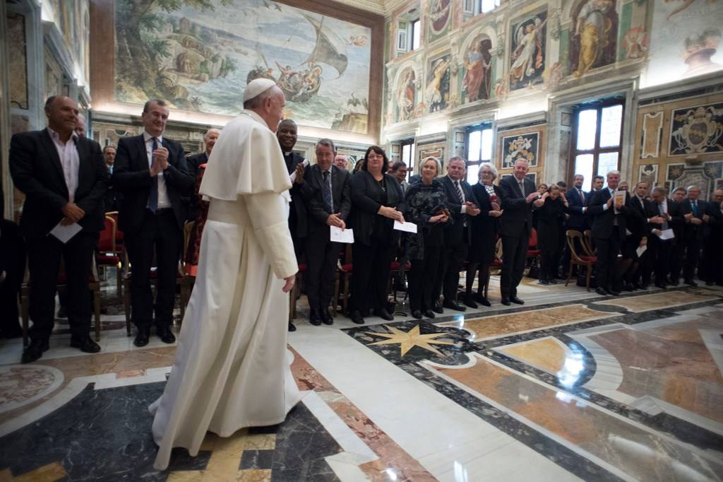 Папа: экономика, которая выгоняет людей на обочину, возвращается бумерангом