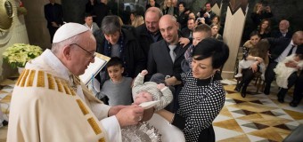Папа Франциск окрестил «младенцев землетрясения»