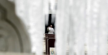 Папа Франциск призвал помочь бездомным, страдающим от холодов