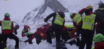 Спасатели нашли 11 выживших под завалами отеля в Италии