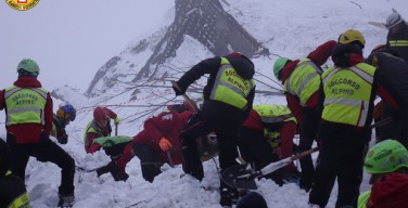 Спасатели нашли 11 выживших под завалами отеля в Италии