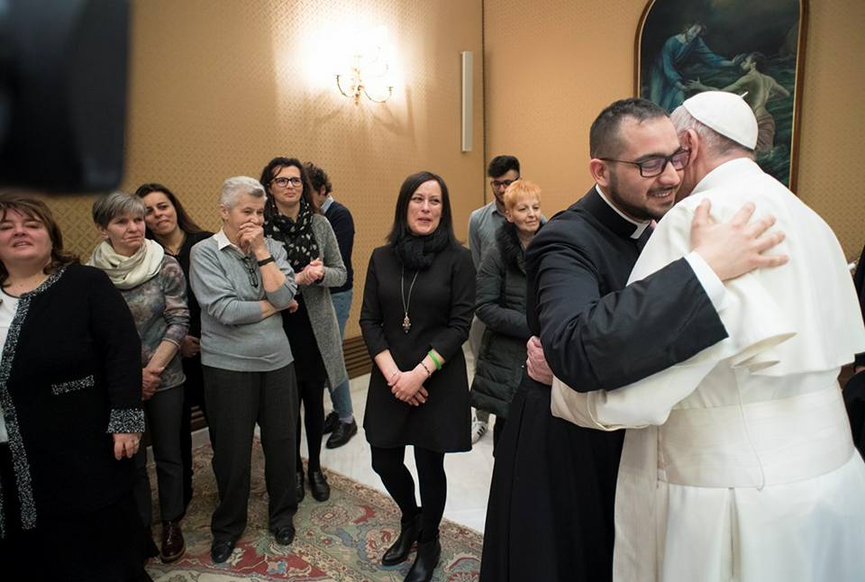 Папа Франциск встретился с родственниками жертв теракта в Дакке