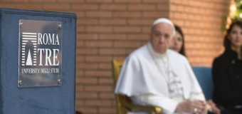 Папа Франциск призвал «положить трубку» и высказался в поддержку «семейных ужинов»