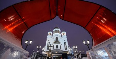 В Екатеринбурге школьники устроили фотосессию в Храме-на-Крови 