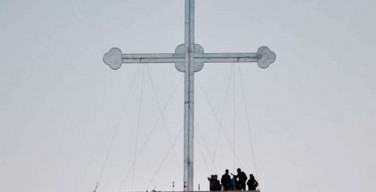 Христиане Ирака воздвигли огромный крест в пригороде Мосула