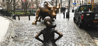 На Уолл-стрит появилась новая скульптура, изображающая девочку, с вызовом глядящую в глаза знаменитой статуе быка