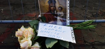 Киевляне несут цветы к посольству РФ после трагедии в Петербурге