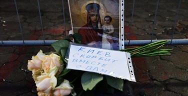 Киевляне несут цветы к посольству РФ после трагедии в Петербурге