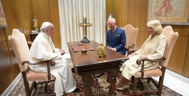 Папа встретился с принцем Уэльским и герцогиней Корнуольской