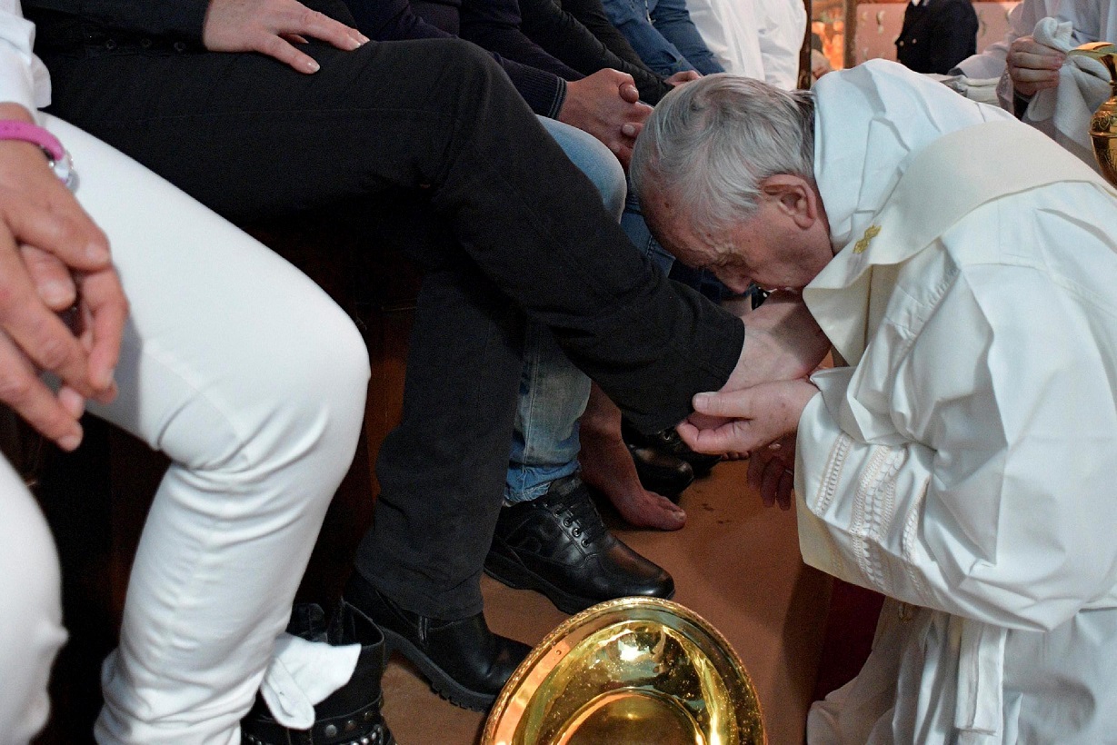 В Великий Четверг Папа Франциск омыл ноги 12-ти заключенным