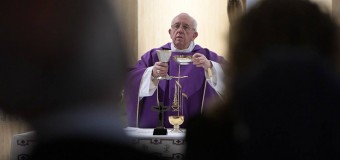 Папа: распятие — не только символ принадлежности, это знак Божьей любви