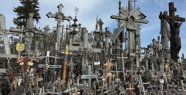 В Литве загорелась одна из главных христианских святынь Гора крестов