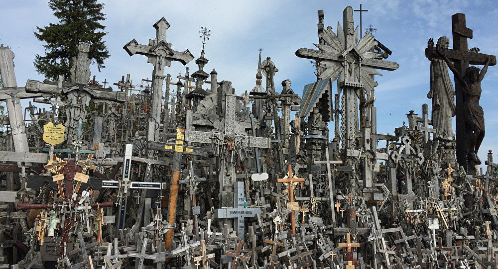 В Литве загорелась одна из главных христианских святынь Гора крестов