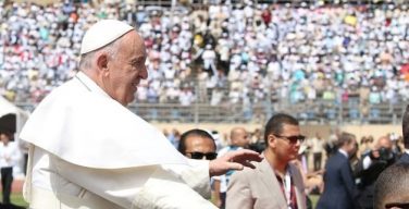 Папа на Мессе в Каире: наполнить сердца светом Воскресшего