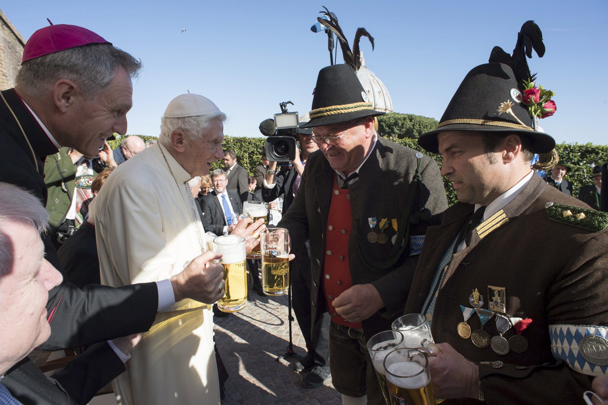 Почетный Папа Бенедикт отметил 90-летие в кругу баварцев