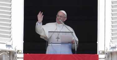 Папа Франциск обратился к верным во второй день Пасхальных торжеств: «Мы призваны стать новыми людьми и свидетельствовать о ценности жизни»