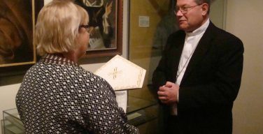 Архиепископ Павел Пецци передал в дар Государственному музею истории религии знаки епископского достоинства