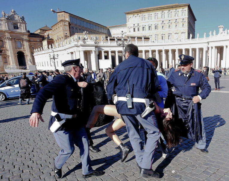 Итальянский суд оправдал активисток «Фемен», пытавшихся сорвать папскую аудиенцию