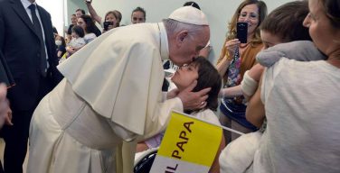 Папа посетил детскую клинику «Газлини»