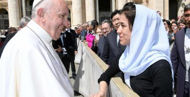 Папа встретился с бывшей пленницей и рабыней ИГИЛ, ныне послом ООН