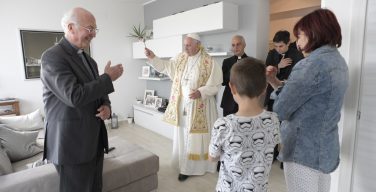 «Откройте, это Франциск!» — Папа нанёс нежданный визит жителям римской окраины