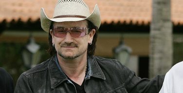 Лидер группы U2 призвал христианскую молодежь быть честной