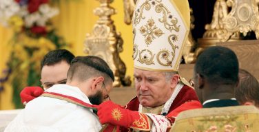 Папа Франциск разрешил епископам-лефевристам рукополагать священников