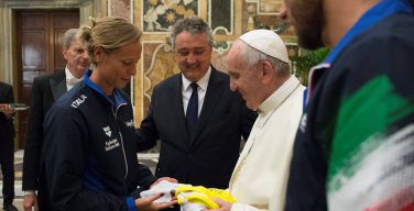 Папа встретился с итальянскими пловцами