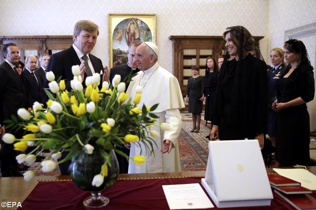 Папа встретился с королем Нидерландов и подарил ему исторический жезл