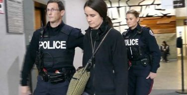 Тюрьма за цветы и добрые слова: канадку судят за мирную борьбу с абортами