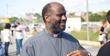 Эритрейского священника, кандидата на Нобелевскую премию мира, обвиняют в содействии нелегальной имиграции
