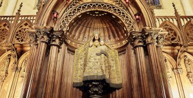 Знаменитая «Черная Мадонна» в ходе реставрации Шартрского собора стала белой
