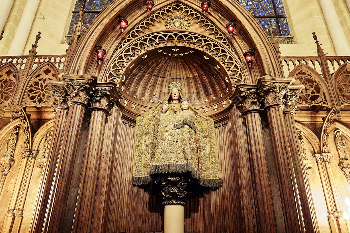 Знаменитая «Черная Мадонна» в ходе реставрации Шартрского собора стала белой