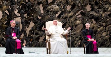 Папа: умение посмеяться над собой спасает от нарциссизма