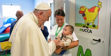 Папа посетил римскую больницу и встретился с маленькими пациентами