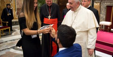 Венесуэльский политик сделал предложение своей девушке на аудиенции у Папы Римского (ВИДЕО)