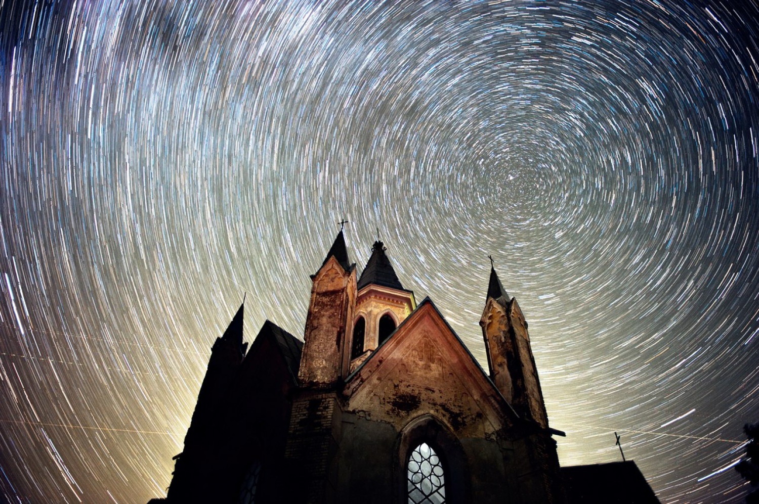 Минский фотограф сделал потрясающий снимок костела в водовороте звезд