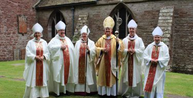 Вопреки ожиданиям, англиканским архиепископом Уэльса стал мужчина – на пост претендовали две епископессы
