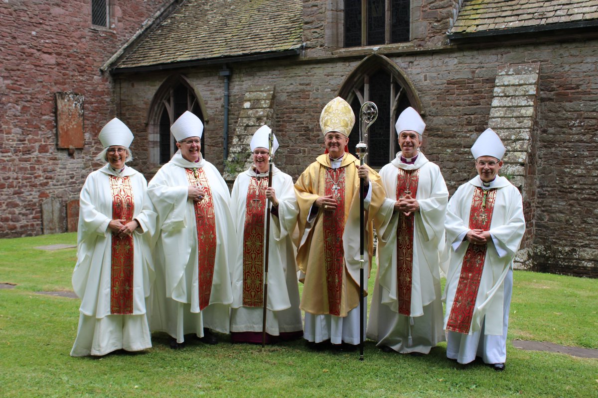 Вопреки ожиданиям, англиканским архиепископом Уэльса стал мужчина – на пост претендовали две епископессы