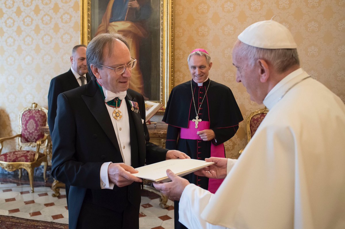 Новый посол Италии в Ватикане вручил верительные грамоты Папе Римскому