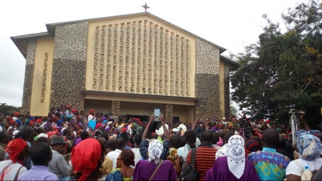В Камеруне осквернен католический собор, в котором похоронили епископа, недавно найденного утопленным в реке