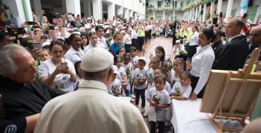 Папа встретился с детьми – жертвами насилия