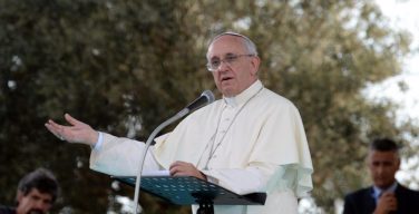 Папа: непостоянная работа убивает достоинство, здоровье, семью и общество
