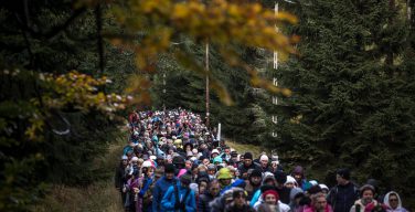 ​Сотни тысяч польских католиков создали живую цепь вдоль границ Польши